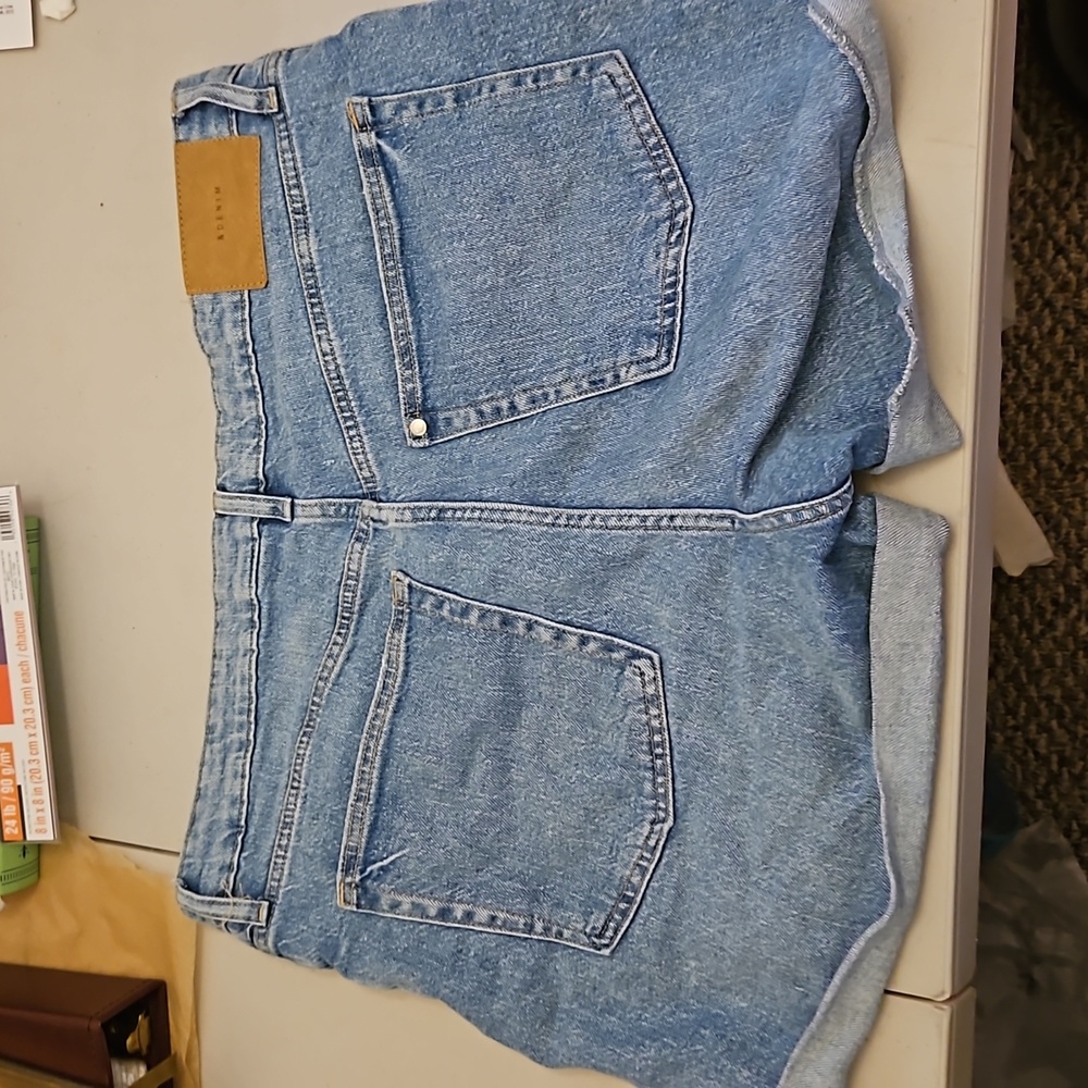 High waisted light wash mom shorts - Picture 2 of 3